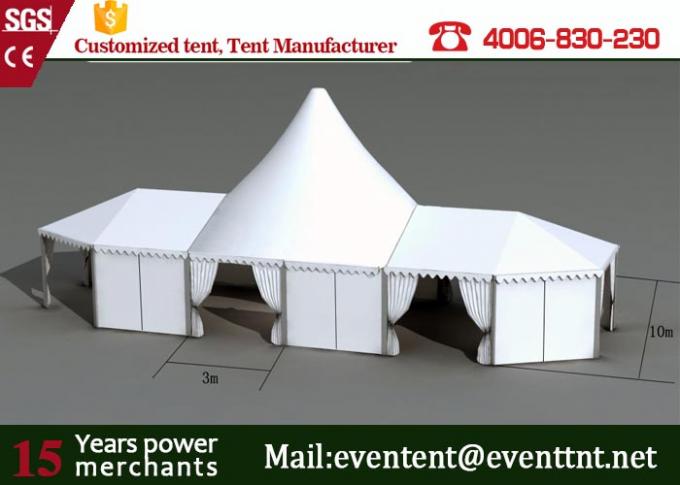 Das faltende Campingzelt, das, hohe Spitzen-Spannungs-Zelte mit dem Spitzen Dach weiß ist, imprägniern
